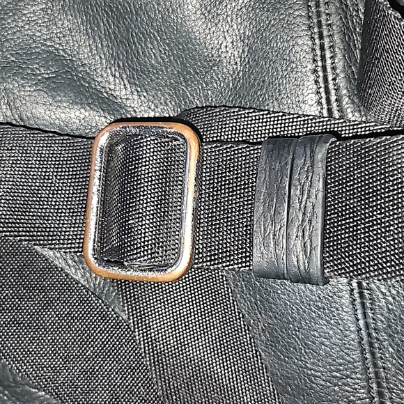 Large Margot Leather Crossbody Bag - Picture 7 of 10